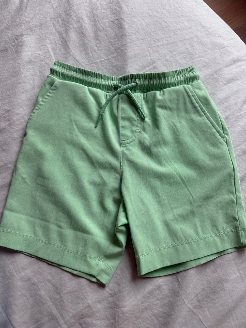 Vineyard vines performance shorts size 6